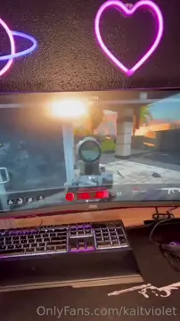 Slut distracts me from gaming